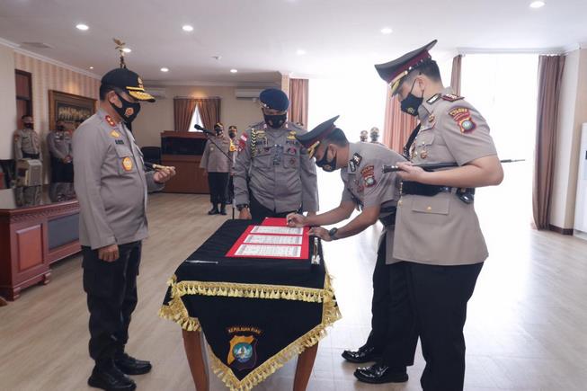 Kapolda Kepri Pimpin Serah Terima Jabatan Kapolres Tanjung Pinang Dan Kapolres Lingga, Selasa (201020) Kapolda Kepri Pimpin Serah Terima Jabatan Kapolres Tanjung Pinang Dan Kapolres Lingga, Selasa (201020)