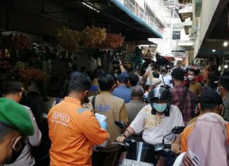 Kegiatan bagi masker menimbulkan kerumunan di pasar Tanjungpinang