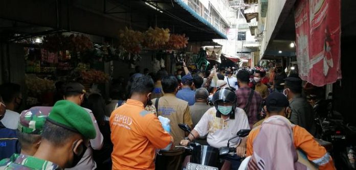 Kegiatan bagi masker menimbulkan kerumunan di pasar Tanjungpinang