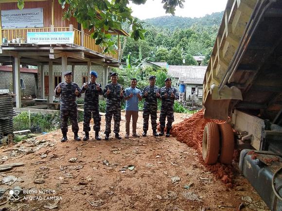 Lanal Tarempa menyerahkan bantuanTanah Timbun kepada Pusat Kegiatan Belajar Masyarakat