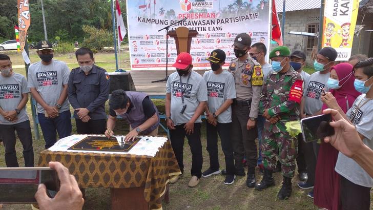 Penandatanganan prasasti dalam deklarasi Kampung Pengawasan Partisipatif Anti Politik Uang di Sungai Ungar Utara