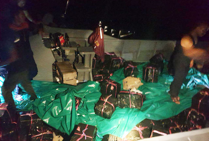 Cegah Penyeludup, Patroli Laut Bea Cukai Tembak dan Tabrak Speedboat Pelaku