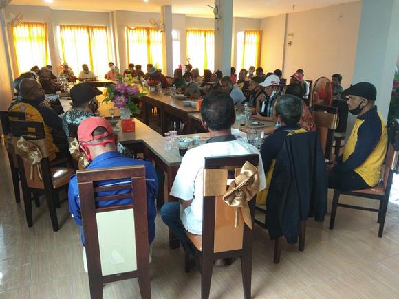 Pertemuan Calon Bupati Aunur Rafiq bersama Tokoh masyarakat di Rumah Makan Dua Putri, Kak Hj T Maisuri Tg batu