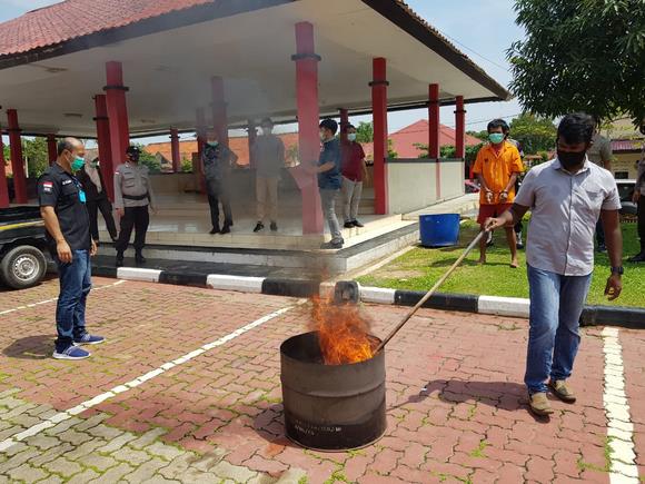 Polda Kepri Musnahkan Barang Bukti Narkotika Jenis Daun Ganja Kering