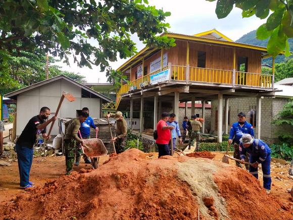 Prajurit Lanal Tarempa saat goro lakukan penimbunan di PKBM