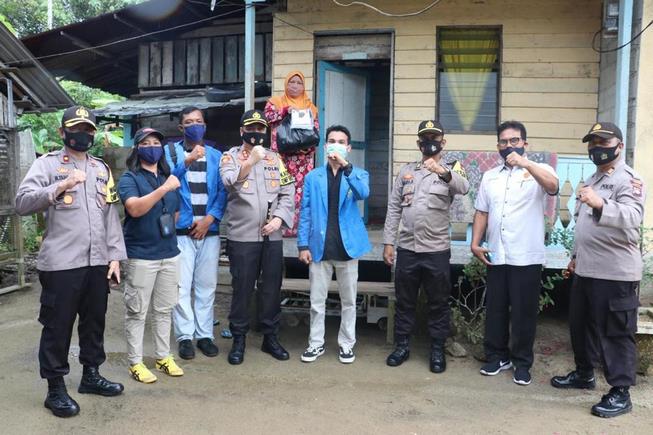 Hari Sumpah Pemuda, Polres Lingga Bersama Mahasiswa dan Ormas Bagikan Sembako dan Masker