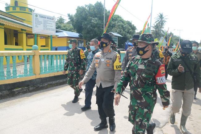 Tim Wasev Mabes TNI AD Tinjau Pelaksanaan TMMD 109 Karimun di Pulau Buru Tim Wasev Mabes TNI AD Tinjau Pelaksanaan TMMD 109 Karimun di Pulau Buru