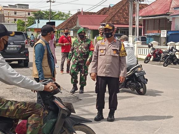Kapolsek dan Camat Kundur dalam razia masker