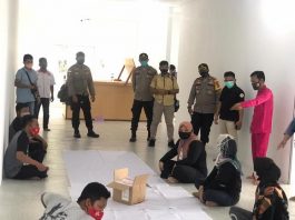 Waka Polres Anambas, Kompol Yudi Sukmayadi saat meninjau penyortiran surat suara