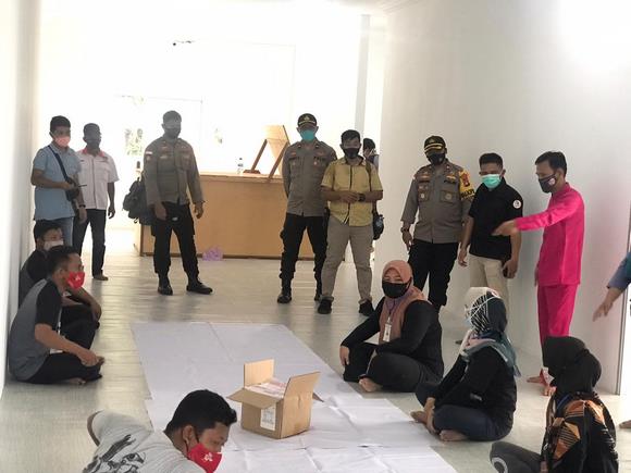 Waka Polres Anambas, Kompol Yudi Sukmayadi saat meninjau penyortiran surat suara
