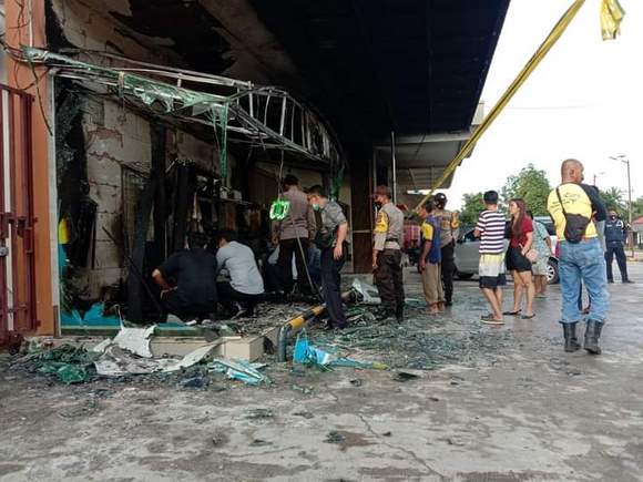 3 unit ATM yang terbakar di BSC Prayun. foto akun fb Miranda Azmi