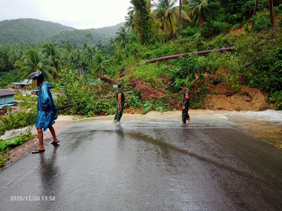 Koramil 02 Tarempa Bantu Evakuasi Warga Korban Banjir Bandang Dan Tanah Longsor