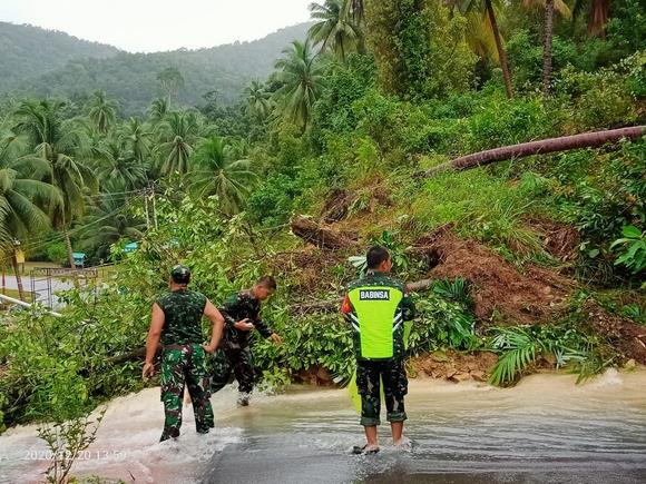 Longsor telah menutupi jalan