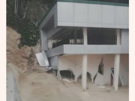 Bangunan Puskesmas yang baru dibangun, jebol akibat diterjang banjir