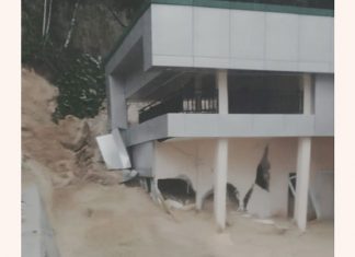 Bangunan Puskesmas yang baru dibangun, jebol akibat diterjang banjir