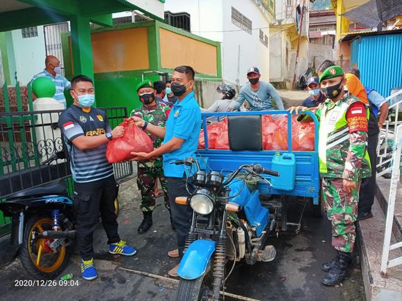 Koramil 02 Tarempa Menyerahkan Bantuan Sembako Dari BPBD KKA Kepada Masyarakat Terdampak Banjir Bandang