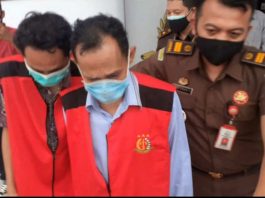 Dua tersangka saat dilakukan penahanan oleh Kejari Karimun