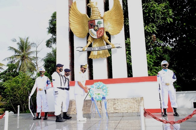 Danlantamal IV Tanjungpinang Pimpin Ziarah Rombongan Jelang Hari Armada RI Ke-75 Danlantamal IV Tanjungpinang Pimpin Ziarah Rombongan Jelang Hari Armada RI Ke-75