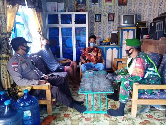 Sinergitas Bhabinkamtibkas Bersama Babinsa Di Kepulauan Anambas Dalam Mencegah Penyebaran Covid-19 Sinergitas Bhabinkamtibkas Bersama Babinsa Di Kepulauan Anambas Dalam Mencegah Penyebaran Covid-19