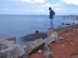 Tanggul penahan ombak di desa Kundur, roboh