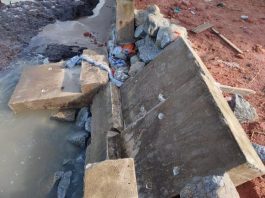 Tanggul penahan ombak yang rusak