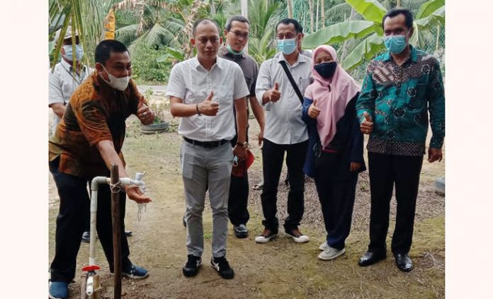 Ujicoba saluran air bersih program Pamsimas di desa Sungaisebesi Kundur