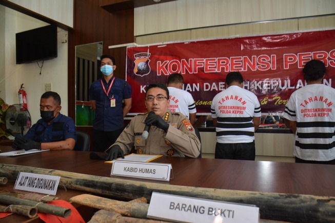 Tiga Orang Pelaku Pencuri Kabel Telkom, Diancam 9 Tahun Penjara Tiga Orang Pelaku Pencuri Kabel Telkom, Diancam 9 Tahun Penjara