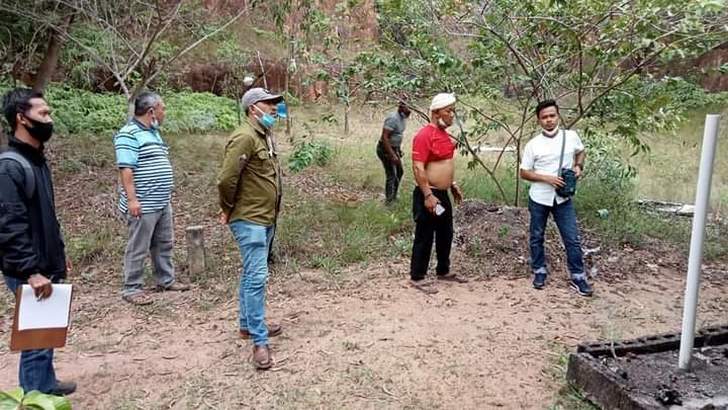 Anggota DPRD Prov Kepri, Ery Suandi (baju merah), saat survey rencana rehab gedung pertemuan Kelurahan Harjosari, Tebing, Karimun.