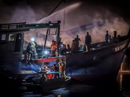 Galangan kapal di Kampung Bugis, saat dilalap api