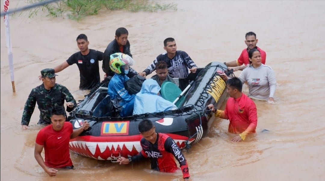 Evakuasi Warga Yang Terdampak Banjir Dan Tanah Longsor