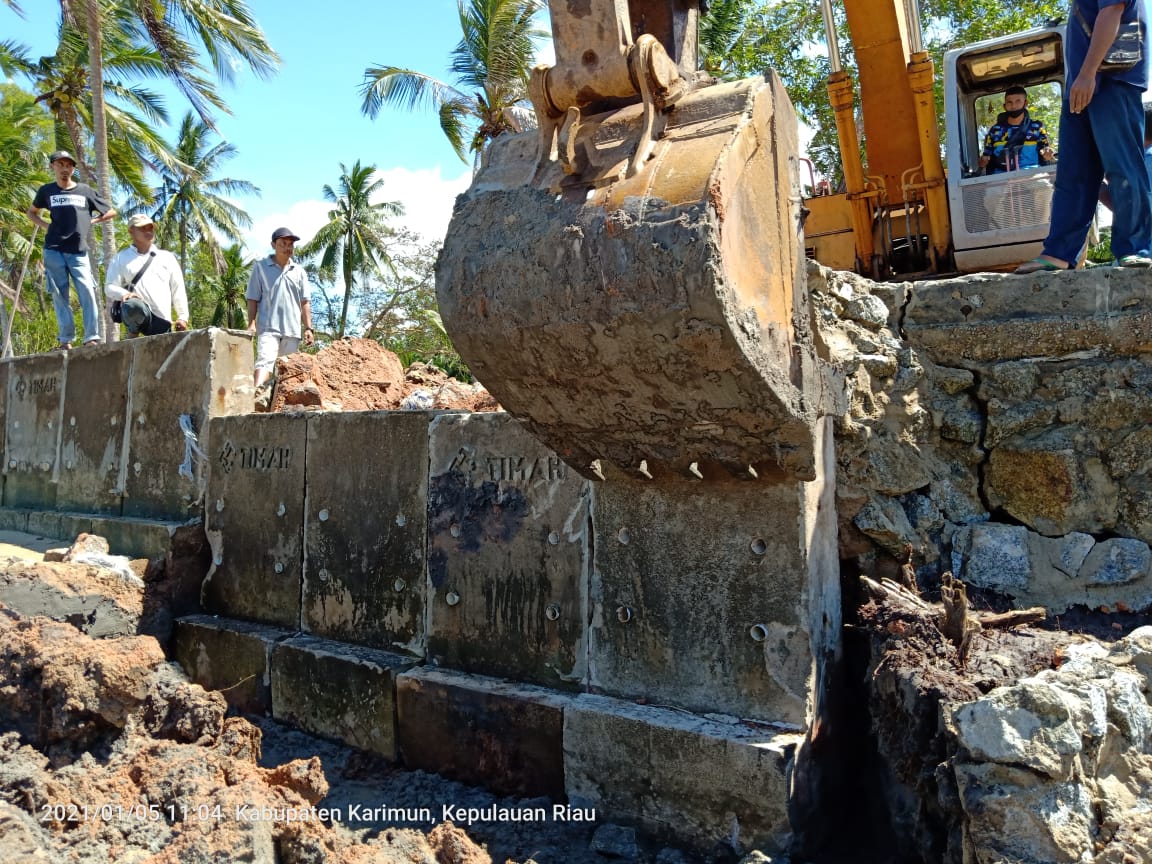Tembok Penahan Abrasi di Pantai Teluk Dalam Selesai Diperbaiki