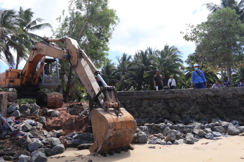 Proses perbaikan tembok penahan abrasi di pantai Teluk Dalam, Kundur Barat