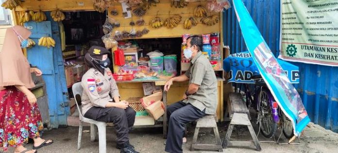 IPDA Zulmi sedang memberikan Binluh, edukasi dan pemberitahuan terkait Vaksin Sinovac kepada masyarakat