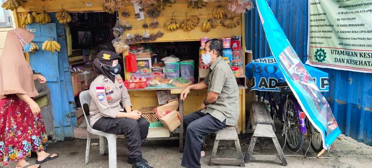 IPDA Zulmi sedang memberikan Binluh, edukasi dan pemberitahuan terkait Vaksin Sinovac kepada masyarakat