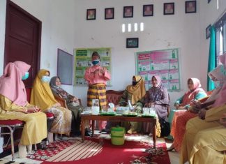 Kepala Dinas Perpustakaan dan Arsip Daerah (DPAD) Kabupaten Indragiri Hilir (Inhil), H Yulizal saat melakukan pembinaan pustaka dan arsip ke Sekolah Dasar Negeri (SDN) 011 Pekan Arba, Kecamatan Tembilahan, Jum'at 22 Januari 2020