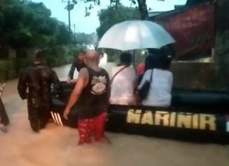 Lantamal IV saat evakuasi korban banjir di Tanjungpinang