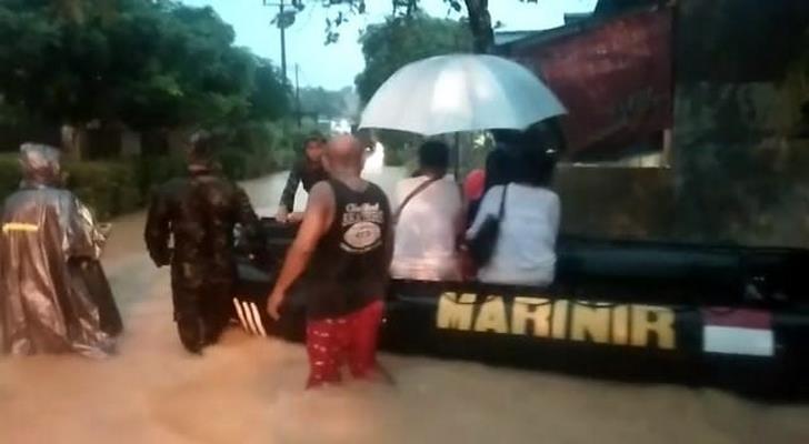 Lantamal IV saat evakuasi korban banjir di Tanjungpinang