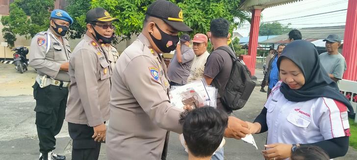 Razia dan membagibagikan masker