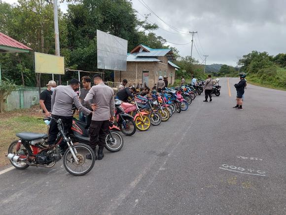 Polsek Siantan Ringkus Balap Liar Di Jalan Raya Desa Temburun Kepulauan Anambas Polsek Siantan Ringkus Balap Liar Di Jalan Raya Desa Temburun Kepulauan Anambas