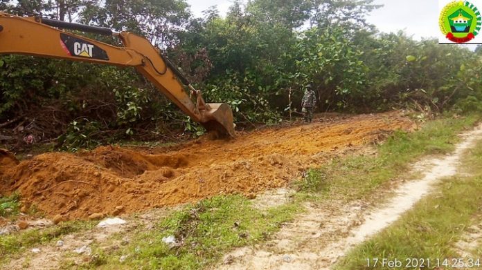 Danramil Natuna saat melakukan pengawasan pengerjaan jalan