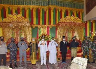 Gubernur dan Wakil Gubernur Provinsi Kepri H. Ansar Ahmad, dan Hj. Marlin Agustina, dilakukan Tepuk Tepung Tawar