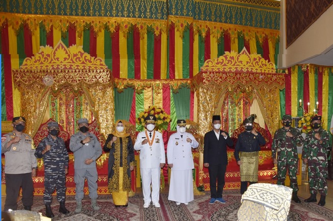 Usai Dilantik, Gubernur Dan Wakil Gubernur Kepri Dilakukan Tepuk Tepung Tawar Usai Dilantik, Gubernur Dan Wakil Gubernur Kepri Dilakukan Tepuk Tepung Tawar