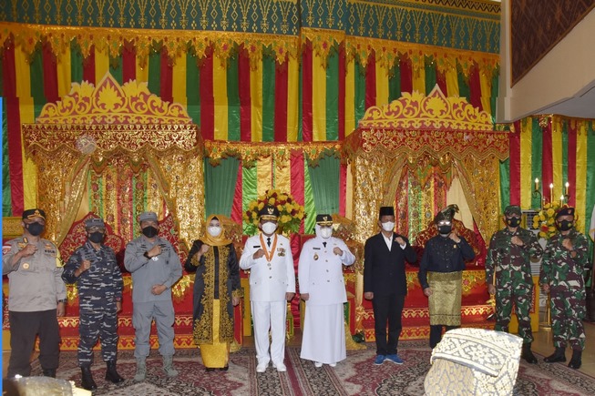 Gubernur dan Wakil Gubernur Provinsi Kepri H. Ansar Ahmad, dan Hj. Marlin Agustina, dilakukan Tepuk Tepung Tawar