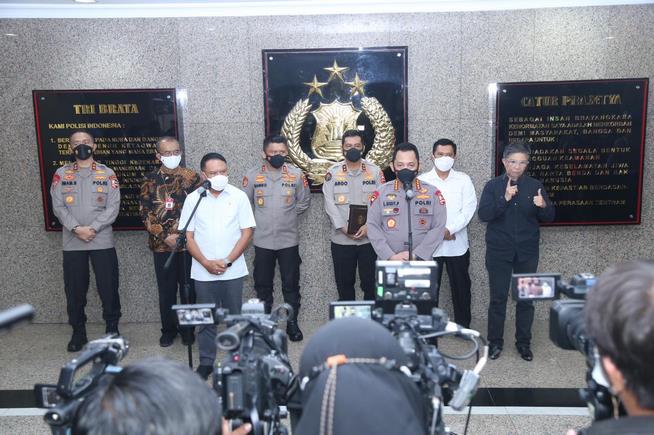 Kapolri Jenderal Listyo Sigit Prabowo saat menyampaikan keputusan