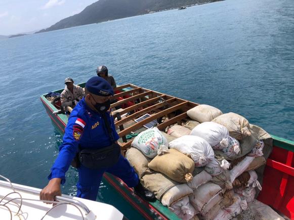 Penambang Pasir dan Batu Karang di Perairan Kabupaten Anambas