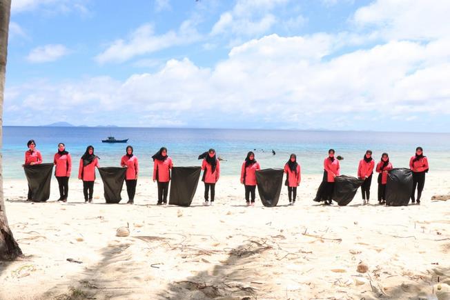 Bhayangkari Cabang Kepulauan Anambas Peduli Kebersihan Pantai