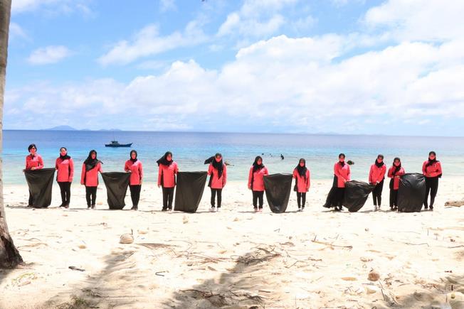 Bhakti Sosial Bhayangkari Cabang Kepulauan Anambas Peduli Kebersihan Pantai Bhakti Sosial Bhayangkari Cabang Kepulauan Anambas Peduli Kebersihan Pantai