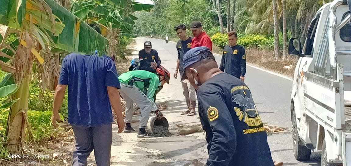 Bank Riau Kepri dan Gagak Hitam Perbaiki Jalan yang Berlubang