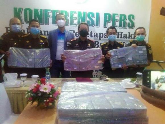 Kejati Kepri Sita Uang Korupsi Perizinan Tambang Bauksit Sebesar Rp 8,035 Miliar