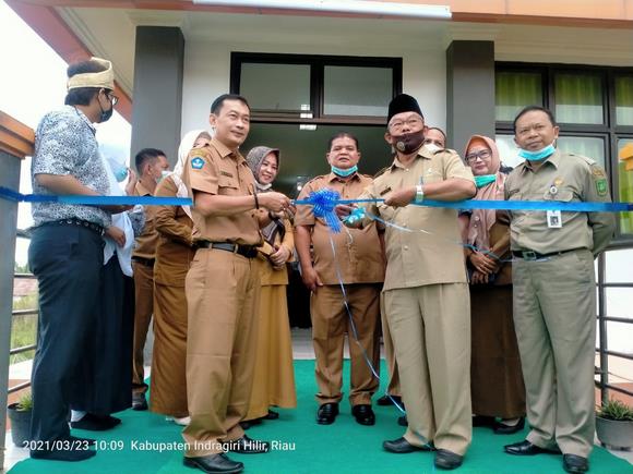 Kepala Dinas Perpustakaan dan Arsip Daerah (DPAD) kabupaten Indragiri Hilir, meresmikan Perpustakaan Aksara, di Sekolah Menengah Atas (SMA) Negeri 1 Tembilahan Kepala Dinas Perpustakaan dan Arsip Daerah (DPAD) kabupaten Indragiri Hilir, meresmikan Perpustakaan Aksara, di Sekolah Menengah Atas (SMA) Negeri 1 Tembilahan
